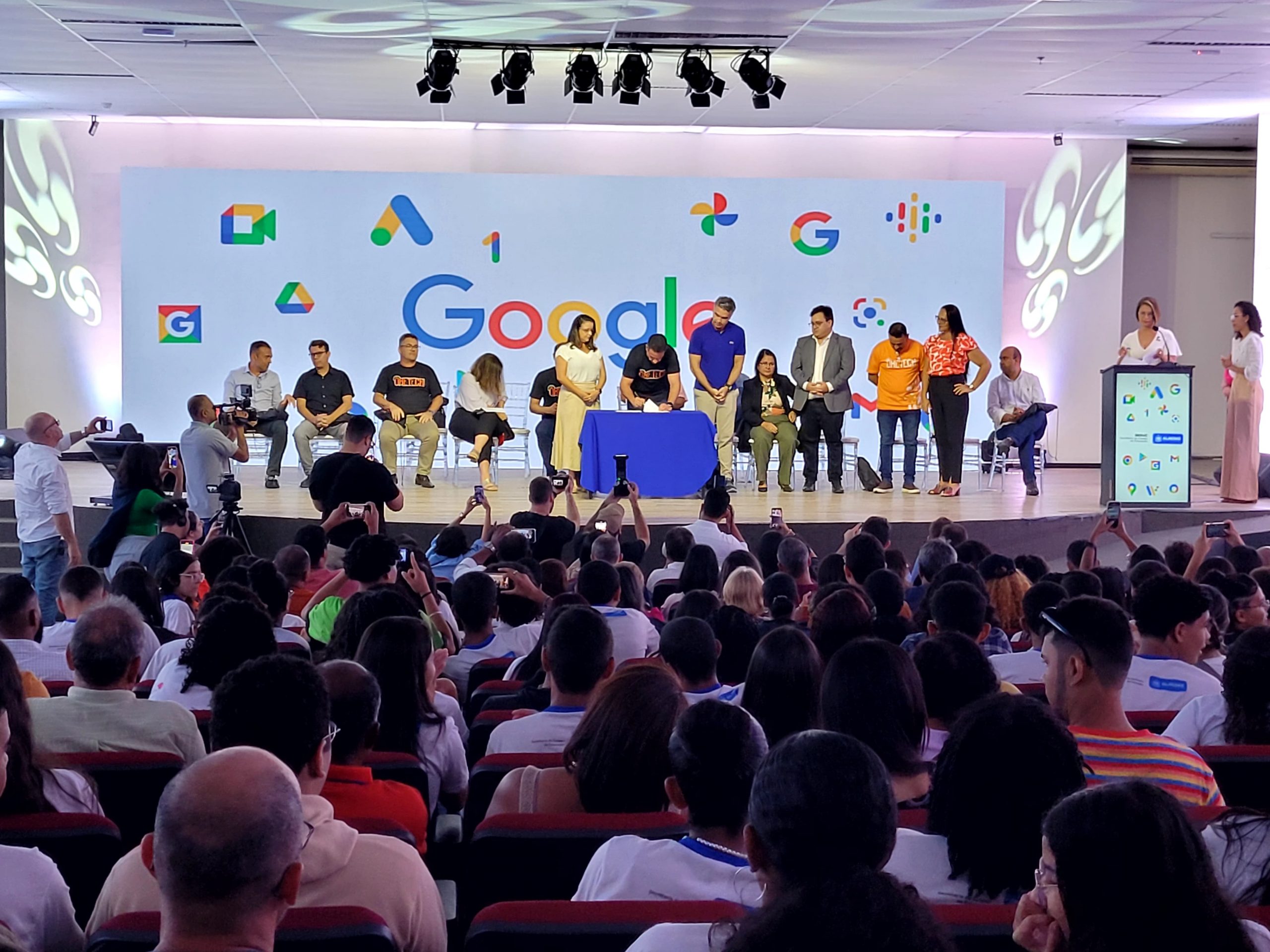 Governador Paulo Dantas firma parceria com o Google para oferecer 10 mil bolsas de estudos em tecnologia a estudantes da rede estadual