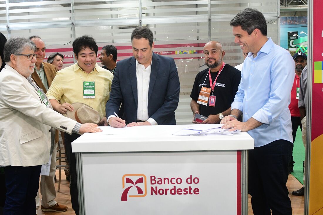 Paulo Câmara assina contratos de crédito rural
