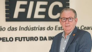 Ricardo Cavalcante, presidente da Federação das Indústrias do Ceará (FIEC), a frente do logotipo da Federação