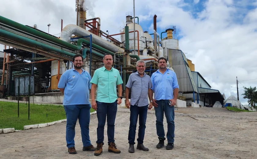 President of the Pindorama Cooperative, Klcio Santos, (photo - 3rd from left to right) with members of ZEG Biogs - Photo: Assessoria