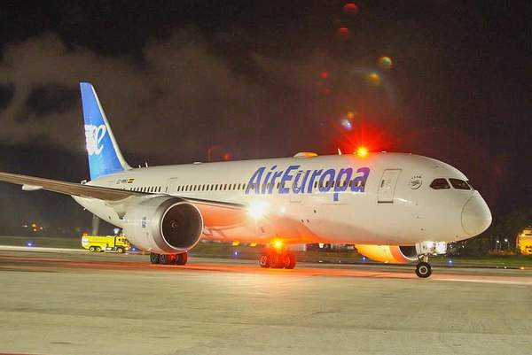 Avião da Aireuropa no aeroporto de Salvador | 10 aeroportos do Brasil com maior número de passageiros internacionais
