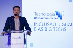 Roberto Nogueira, CEO da Brisanet, fala na abertura do seminário “Inclusão Digital e as Big Techs”, realizado em Brasília em 10 de julho | Foto: Divulgação