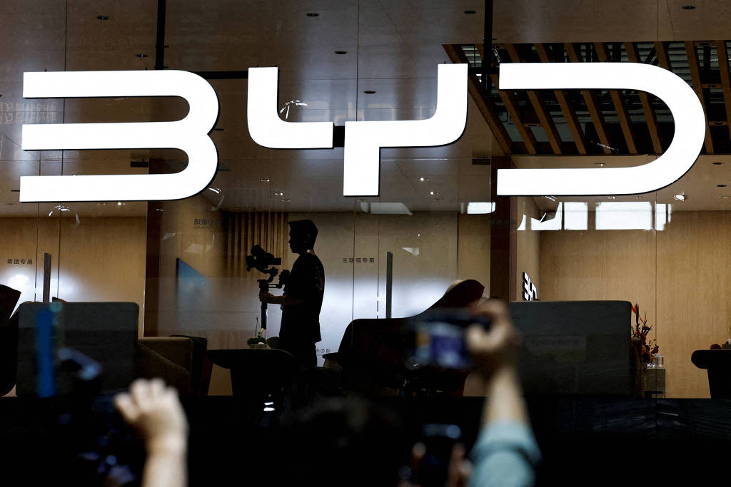 Logotipo da BYD em feira de automóveis em Beijing, na China; BYD terá carros híbridos flex (a gasolina e álcool) no Brasil | Foto:  Tingshu Wang/REUTERS